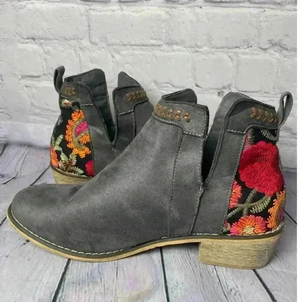 Wild G Los Angeles Town Gray Suede Boots Floral Embroidery Stretch Sides Size 7